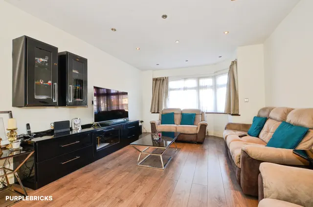 Sandringham Gardens, London, N12, photo 2