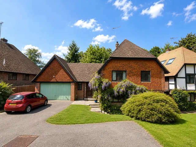 Broad Ha'penny, Wrecclesham, GU10, photo 1