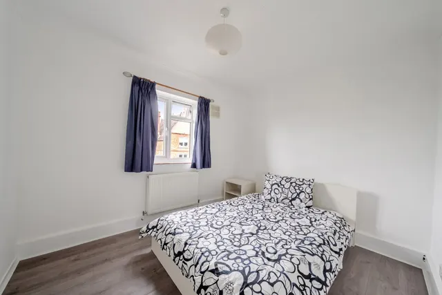 Photo 3 — Honeywell Road, Battersea, London, SW11