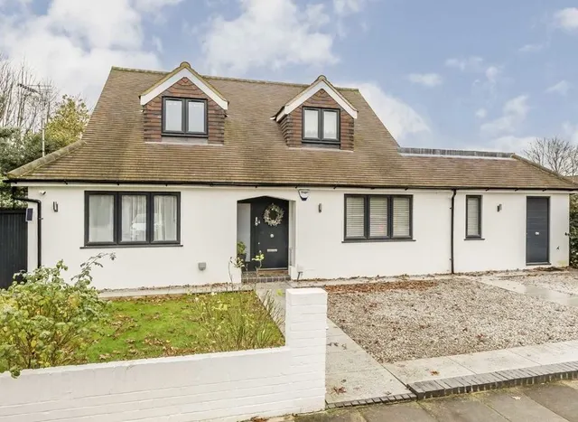 Kingswood Avenue, Hampton, TW12, photo 1