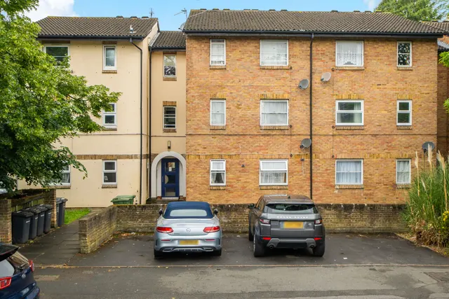 12b Westbourne Drive, London, photo 1