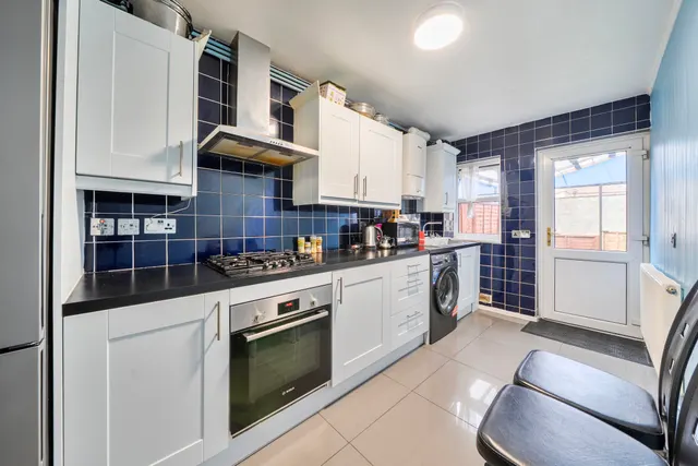 Photo 3 — 12b Westbourne Drive, London
