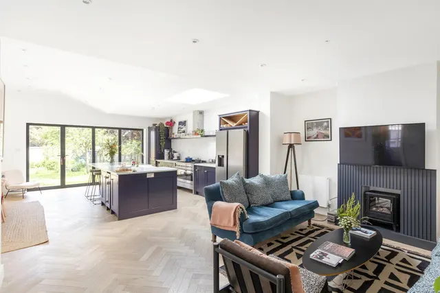 Vallis Way, London, W13, photo 1