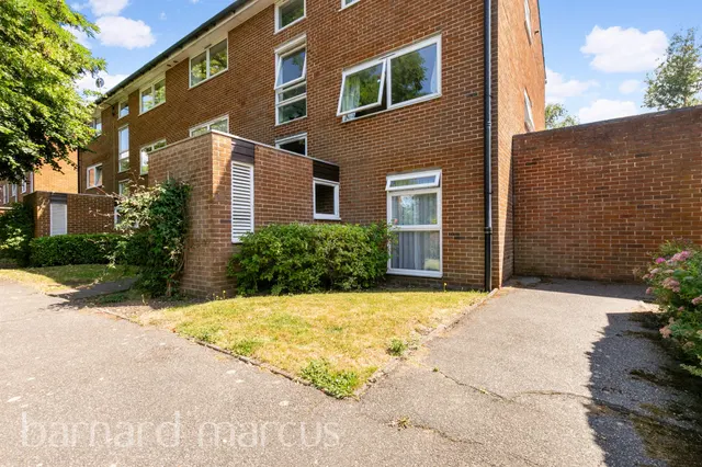 Photo 3 — Tidenham Gardens, Croydon