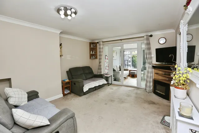 Photo 3 — Priestwood Close, Southampton