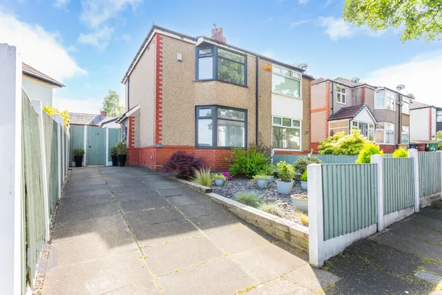 Broadway, Farnworth, Bolton, BL4 0HQ, photo 1