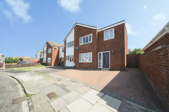 Photo 2 — Ditchling Close, Luton