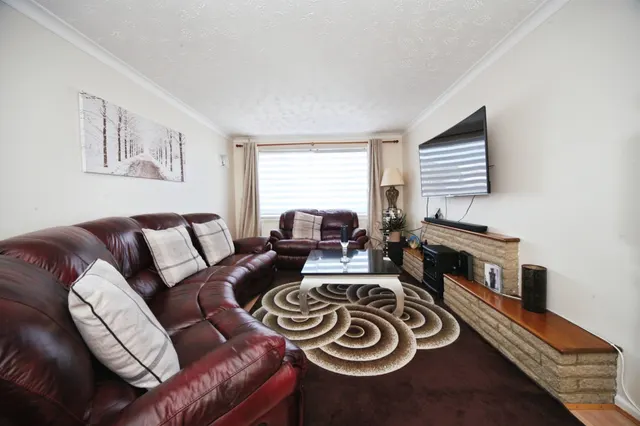 Photo 3 — Ditchling Close, Luton