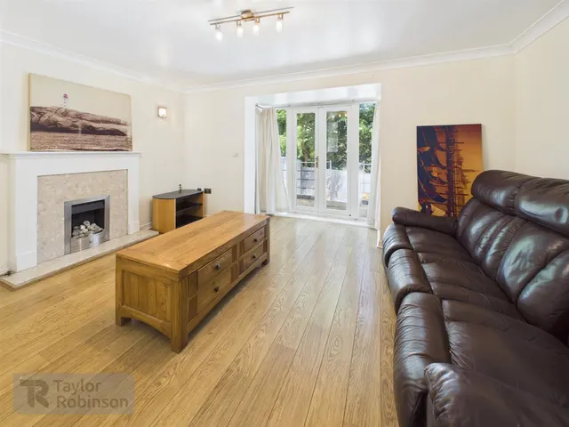 Winter Gardens, Southgate, RH11, photo 2