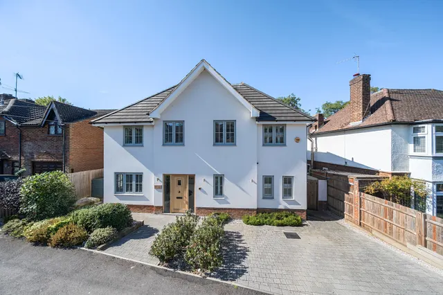 5 bedroom house — Meadow Walk, Harpenden, AL5