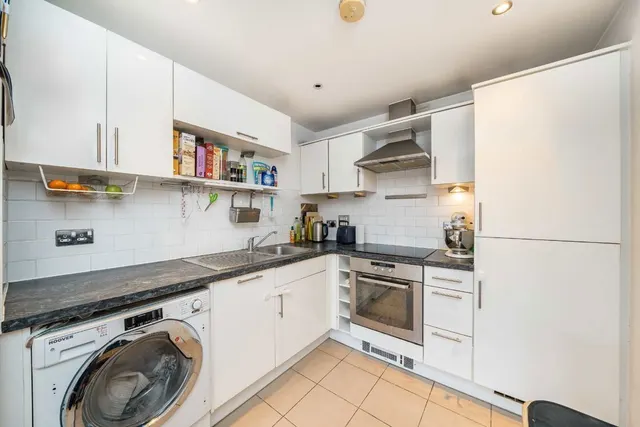 Garratt Lane, SW18, photo 2