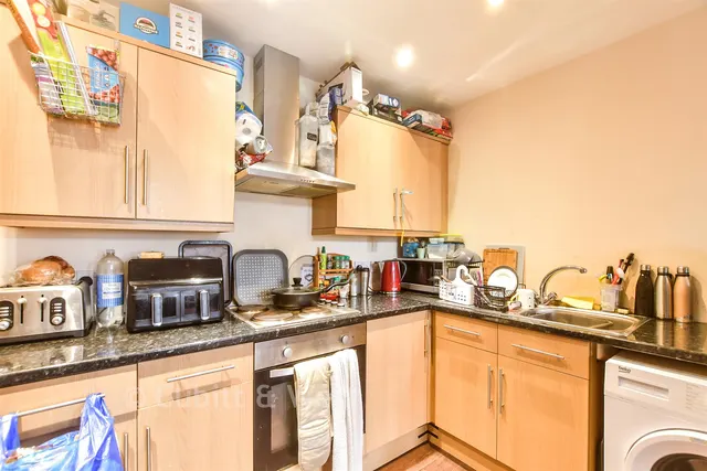 High Street, Horley, RH6, photo 3