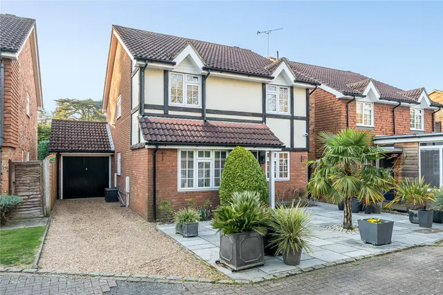 Village Close, Oatlands, KT13, photo 1
