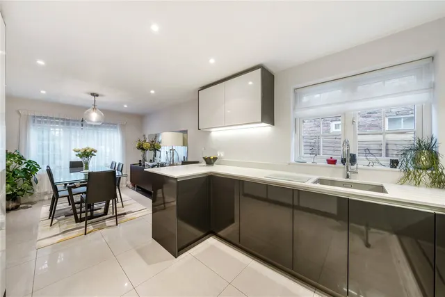Village Close, Oatlands, KT13, photo 3