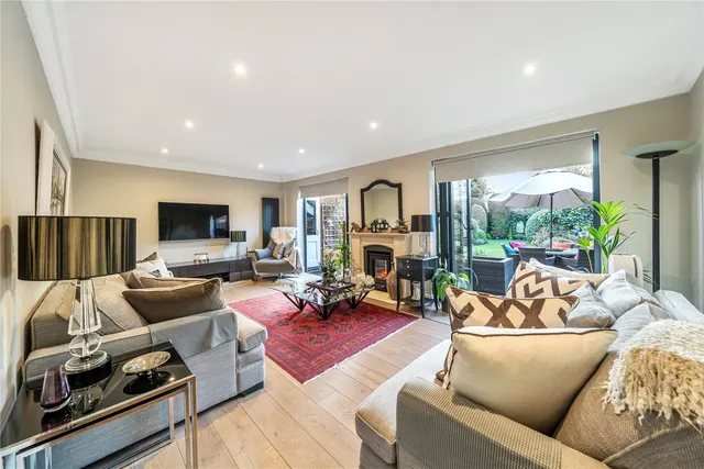 Village Close, Oatlands, KT13, photo 2