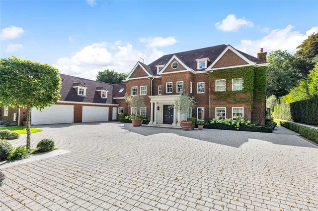 Queens Drive, Oxshott, Surrey, KT22 0PB, photo 1