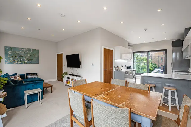 Josephine Avenue, London, SW2, photo 1