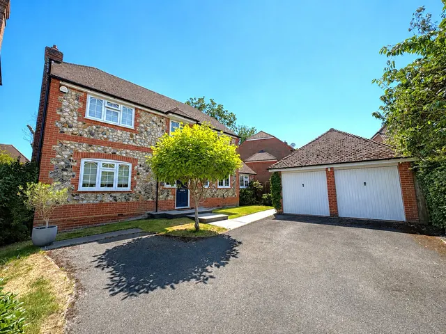 Brambles Close, Ash, Surrey, GU12 6NY, photo 1