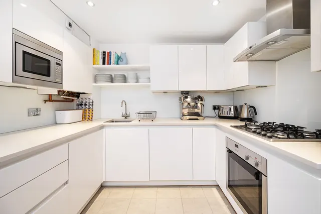 Photo 2 — Flat 16, 1-6 Batemans Row, London