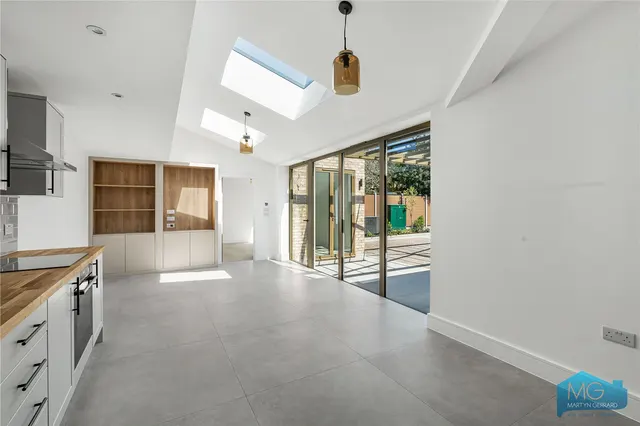 Bow Lane, London, N12, photo 2