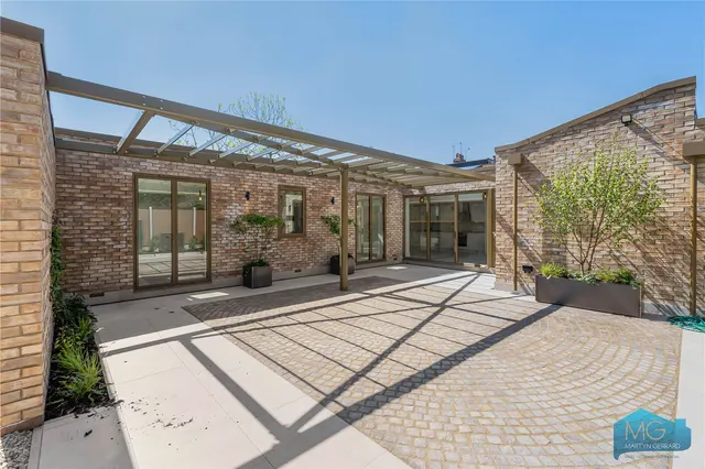 Bow Lane, London, N12, photo 1