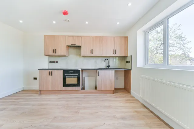 Photo 3 — Flat 3, 31 Waverley Way, Carshalton