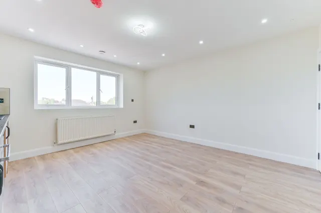 Photo 2 — Flat 3, 31 Waverley Way, Carshalton