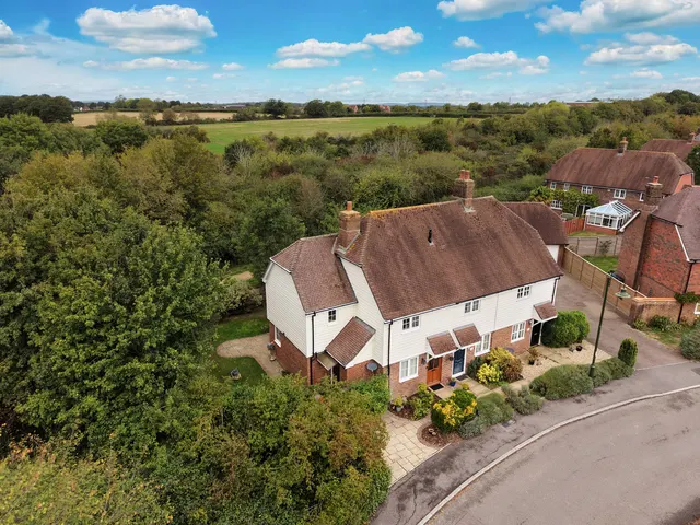 Billingshurst, RH14 9ST, photo 1
