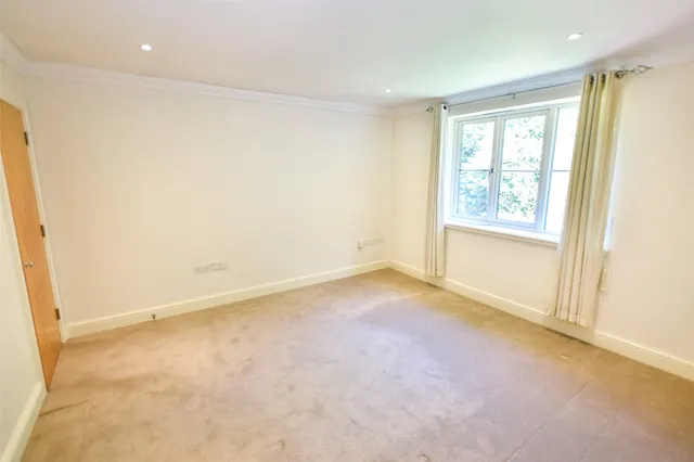Mallard Place, Farnborough, GU14, photo 2
