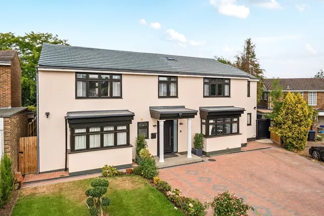 Elm Gardens, Esher KT10, photo 1
