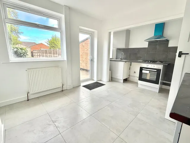 Photo 2 — Hazelwood Close, Stopsley, Luton