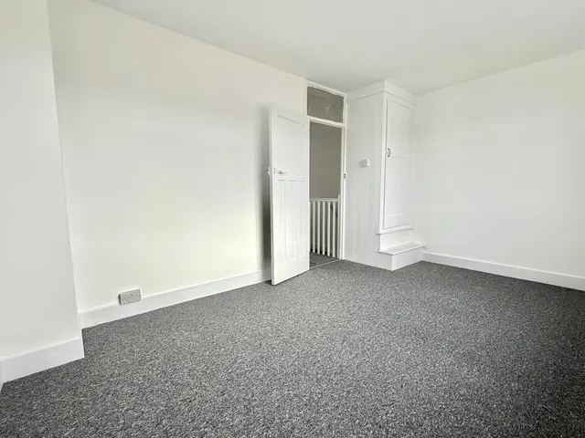 Photo 3 — Hazelwood Close, Stopsley, Luton