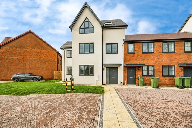 Eighth Avenue, Aylesbury, HP19, photo 1