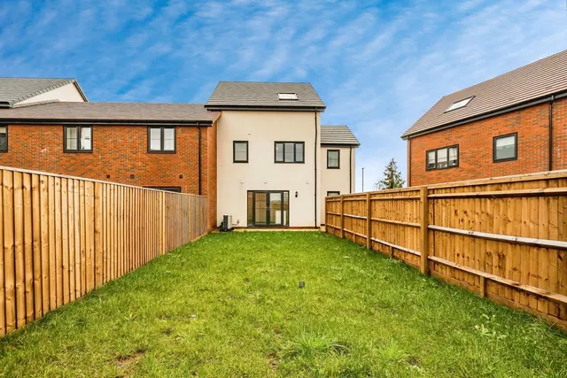 Photo 2 — Eighth Avenue, Aylesbury, HP19