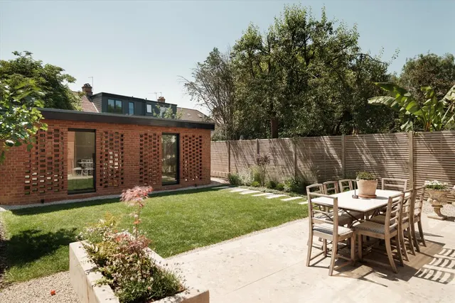 Leighton Gardens, London, NW10, photo 3