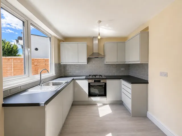 Photo 2 — Tiverton Rd n18