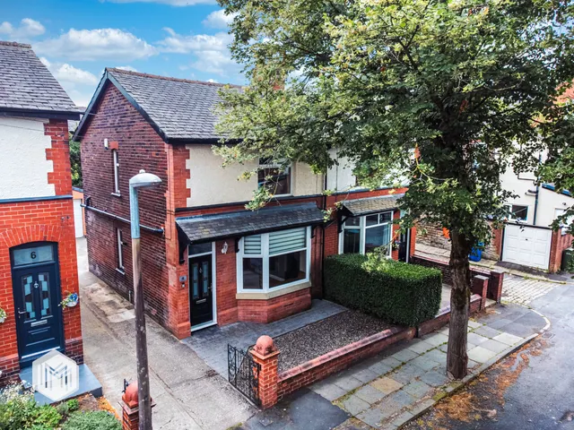 Hampton Grove, Bury, BL9 6PT, photo 1