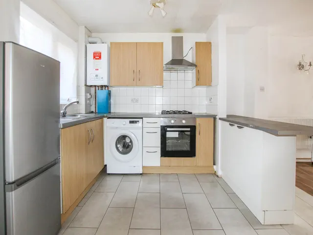 Bourton Close, Hayes, UB3, photo 1