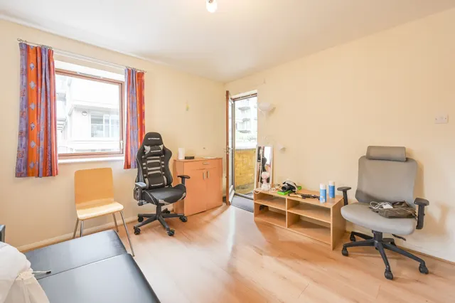 16 Royal Mint Street, London, photo 1