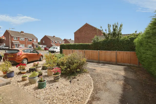 St. Matthews Close, Rowde, SN10, photo 2