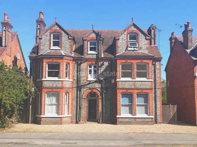 2 bedroom flat — Tilehurst Road, Reading, RG30 2LX