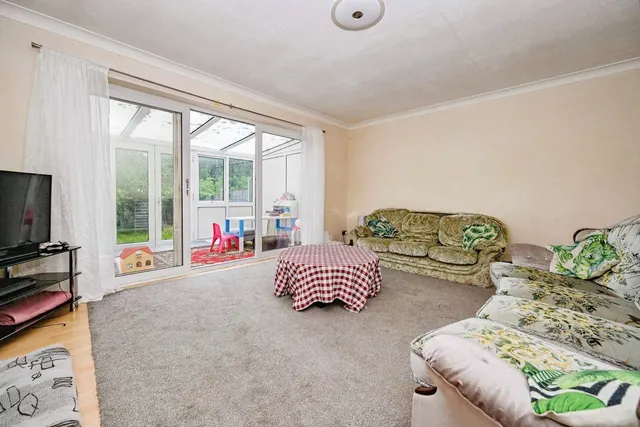 Photo 2 — Bramingham Road, Luton, Bedfordshire, LU3