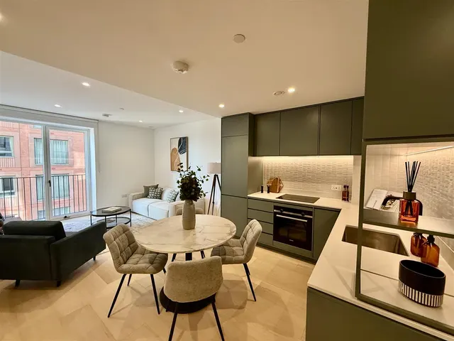 Parkview Avenue, London, NW2, photo 1