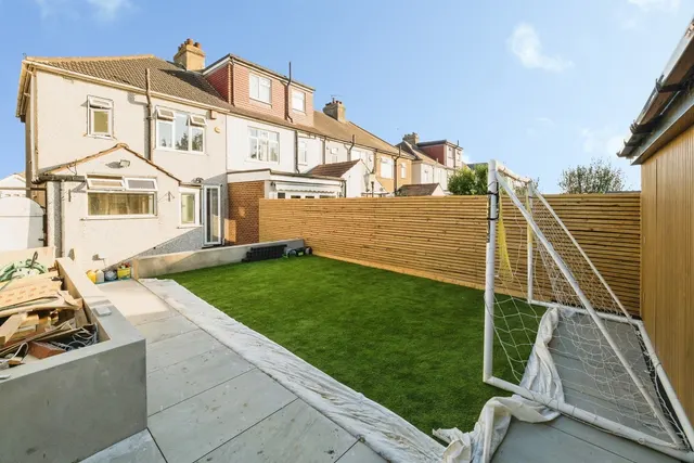 Photo 2 — Eastwood Drive, RAINHAM, Essex, RM13