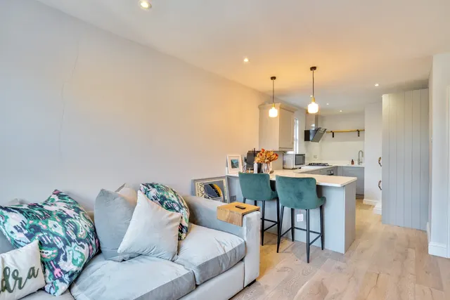 Fulham Palace Road, London, SW6, photo 2