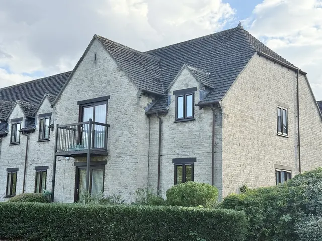 2 bedroom flat, Swinbrook Court, Witney, OX28