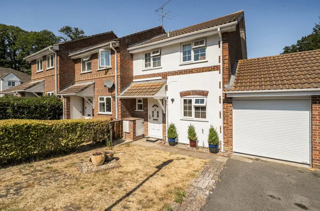 Hawkesworth Drive, Bagshot, Surrey, GU19 5QZ, photo 1