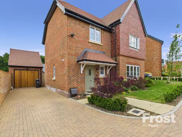 Field Maple Gardens, High Wycombe, HP10, photo 1