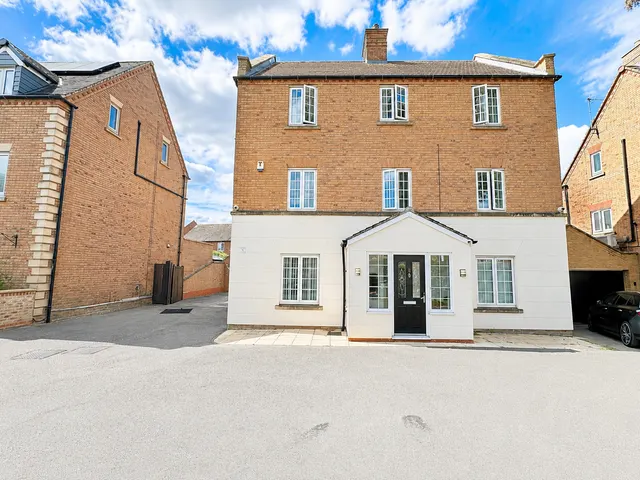 The Firs, Wigston, LE18, photo 1