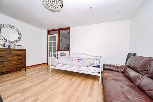 Photo 3 — Englands Avenue, Dunstable, Bedfordshire, LU6
